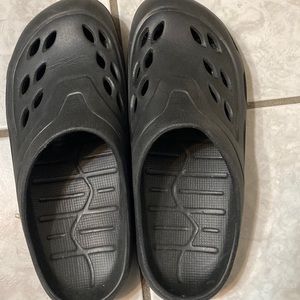 Croc like shoes nwot